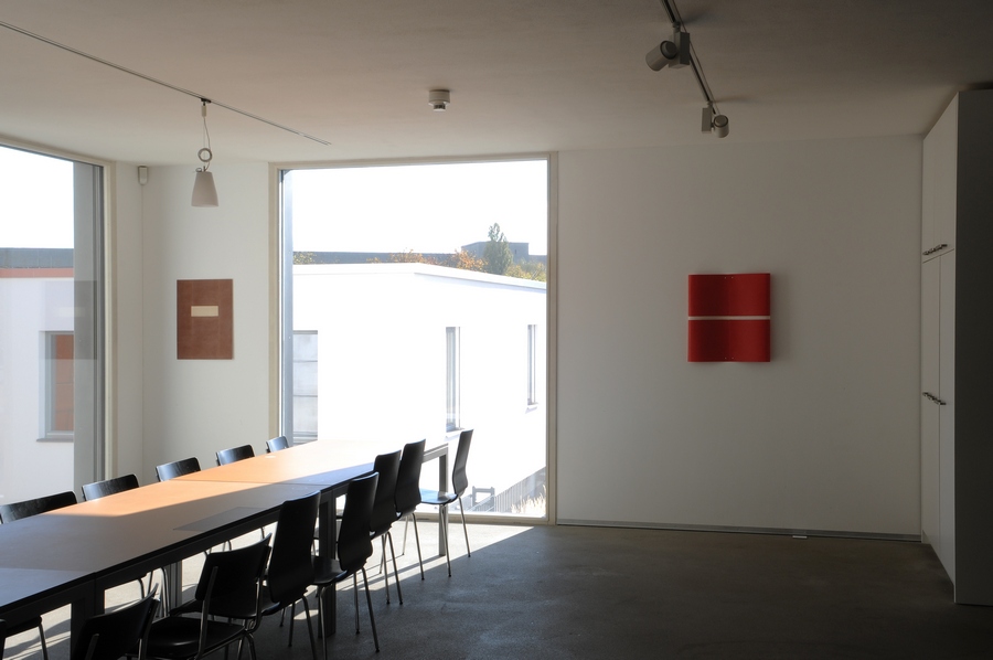 Anette Haas [DE] Peep, 2010.Acryl / Wachs / Nessel, 60 x 42 cm. Fenster. Rot. 2000.Acryl / Wachs / Nessel,63 x 60 x 7 cm