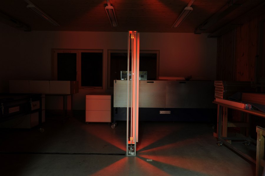 Siegfried Kreitner [DE]Malteserkreuz / Rot 2008. Aluminium, Elektromotor2 U / min, Neonsystem, 17 bis 27 cm, h 220 cm