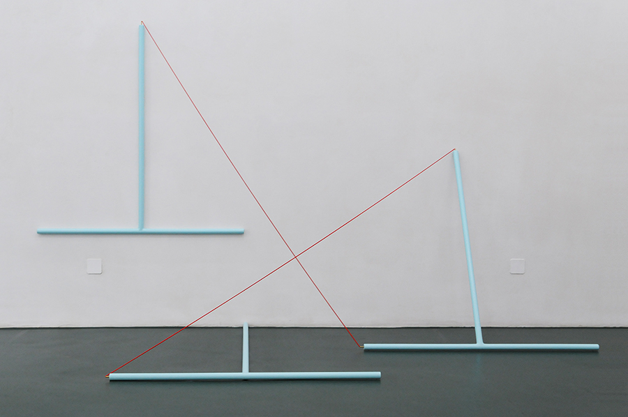 Monika Brandmeier - 3T+X, 2015. Holz, Lack, Messingrohr, Gummikordel, 146 x 250 x 100 cm, Ausstellungsansicht