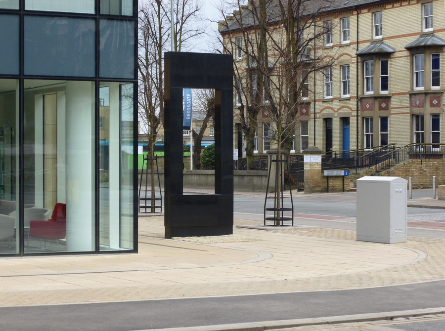 Editor: 9 vertical units, 2012. Granite, 375 x 150 x 30 cm. Cambridge [GB]