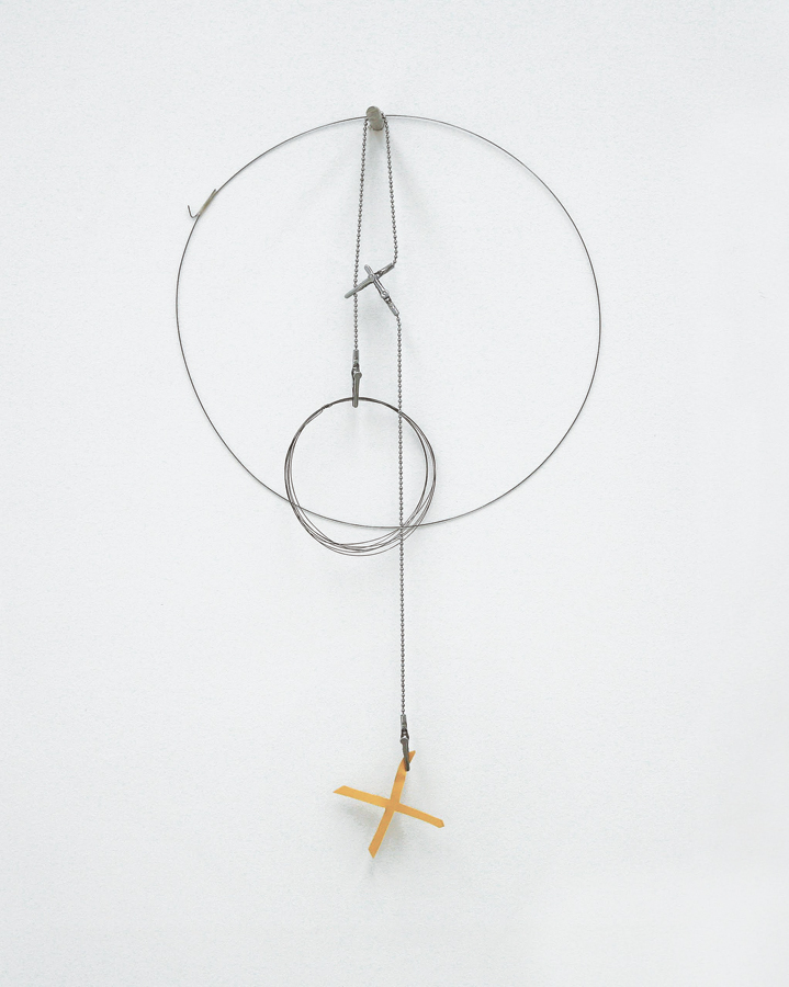 Monika Brandmeier - Gelbes X, 1994. Federdraht, Klebeband, Kugelkette, Klammern, Stahlstift, Kunstleder