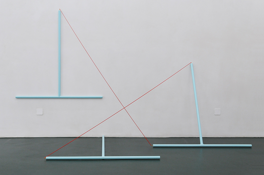 Monika Brandmeier - 3T+X, 2015. Holz, Lack, Messingrohr, Gummikordel, 146 x 250 x 100 cm, Ausstellungsansicht