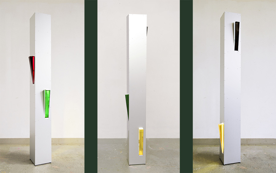 Siegfried Kreitner - VI 2015. Aluminium eloxiert; farbiges Acrylglas; LED System, 4 E-Motor: 1; 1,3; 2; 2,5 U/min, 200 x 17 bis 25 cm x 17 bis 24 cm
