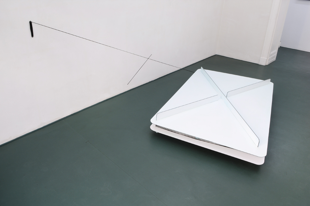 Spule, 2015. Aluminiumverbundplatte, Farbe, Schnur, Nägel, 113 x 270 x 208 cm © dr. julius | ap / VG Bild-Kunst